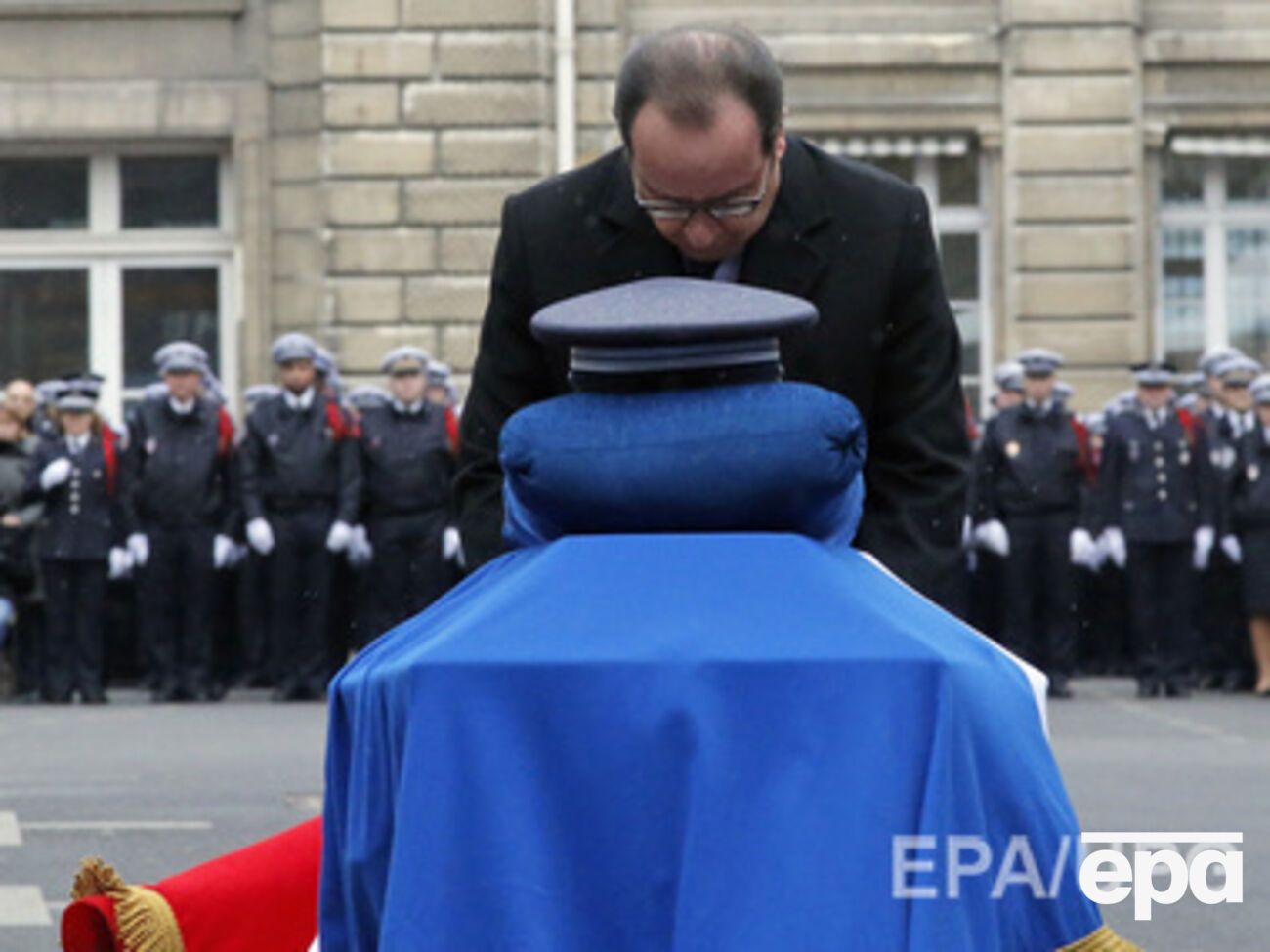 Реакция Олланда на терракты увеличила поддержку населения