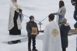 Священнослужители провели богослужение и освятили воду