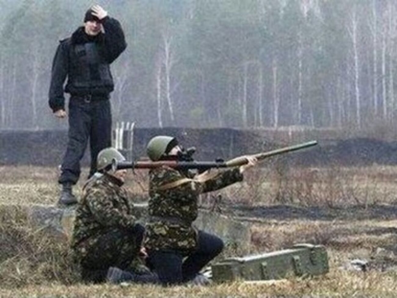 Cилы АТО открывают огонь в ответ, подавляя огневые точки противника