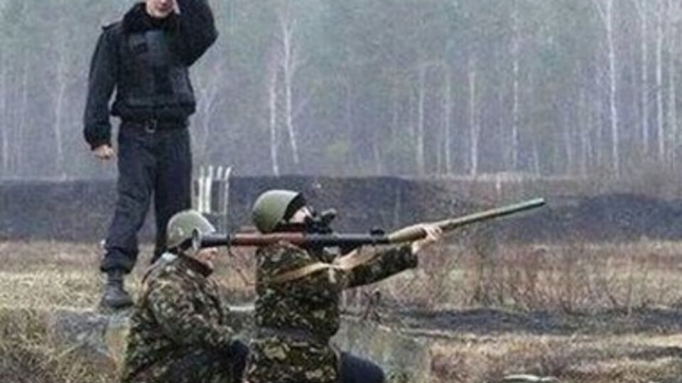 Cилы АТО открывают огонь в ответ, подавляя огневые точки противника