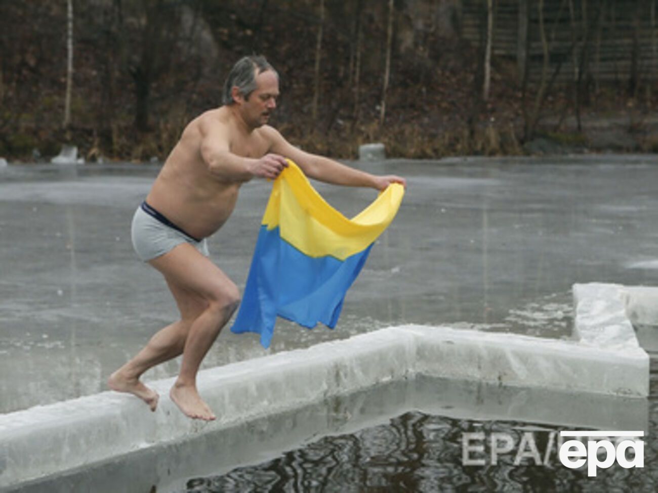 Украинцы празднуют Крещенье Господне купанием в проруби. Фоторепортаж