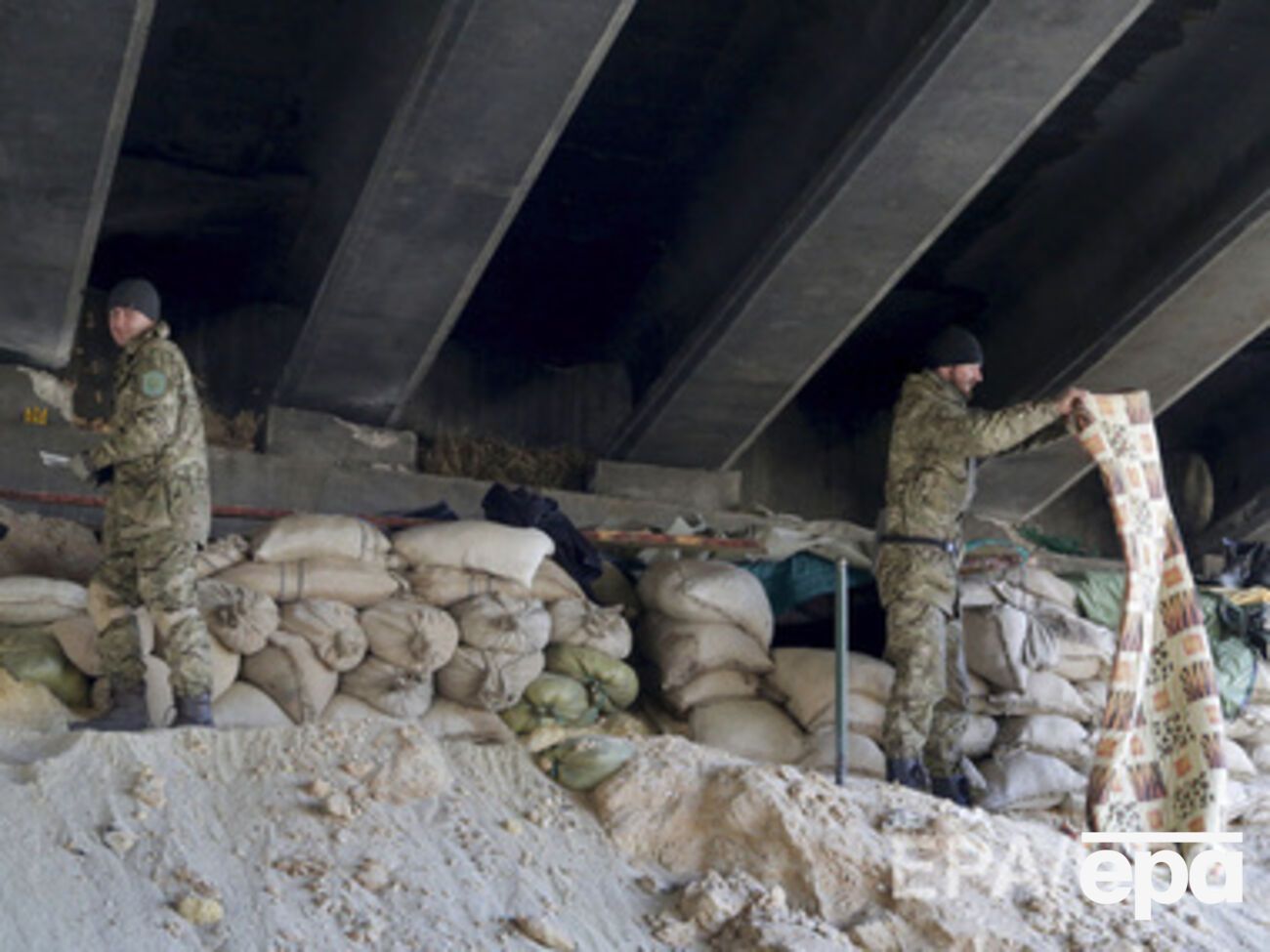 Юрий Бирюков сообщил, что к украинским военным в аэропорт уже движется подмога