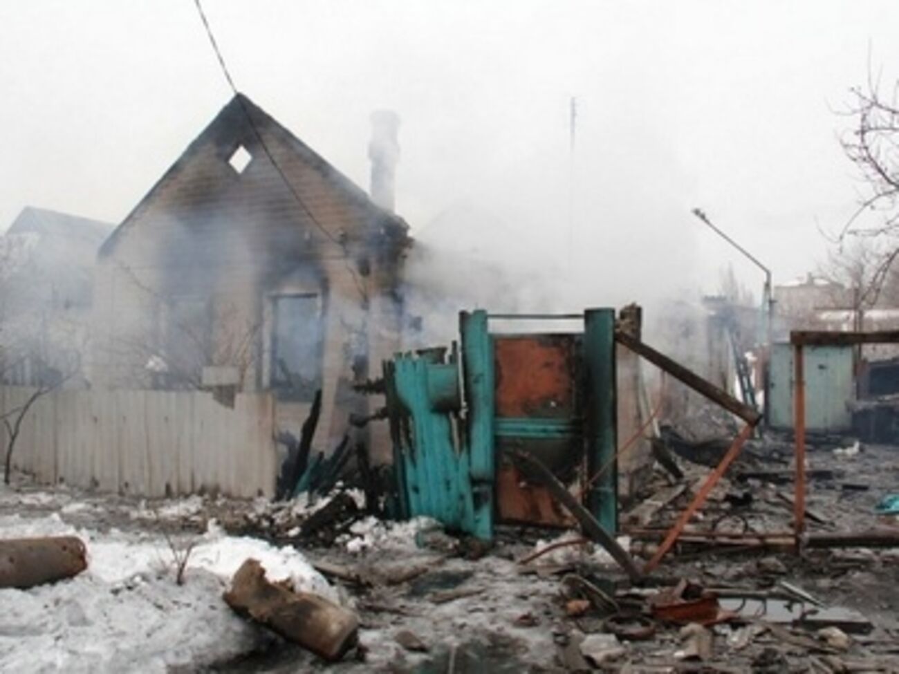 Из-за попадания снарядов в Дебальцево разрушены и повреждены многоэтажные и частные дома