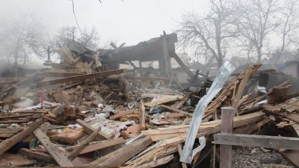 В результате обстрела в Дебальцево разрушены частные дома. Фоторепортаж