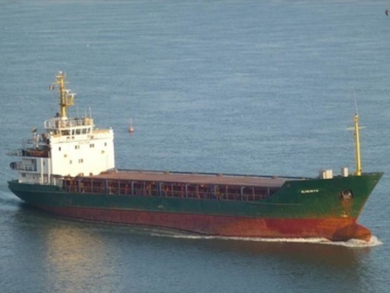 На судне находятся 450 человек