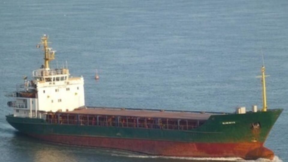 На судне находятся 450 человек