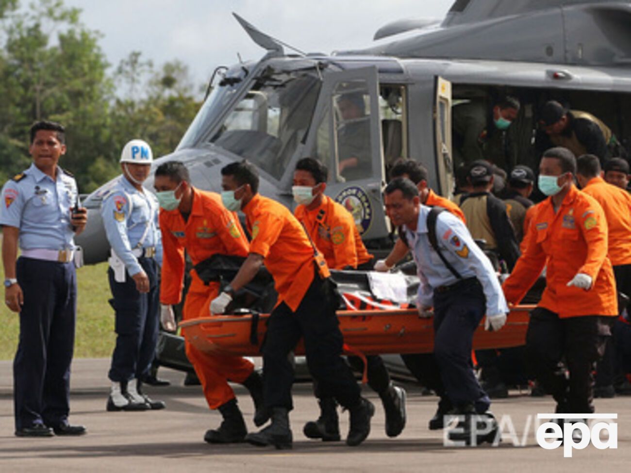 Поисковым работам на месте крушения самолета препятствуют сложные погодные условия
