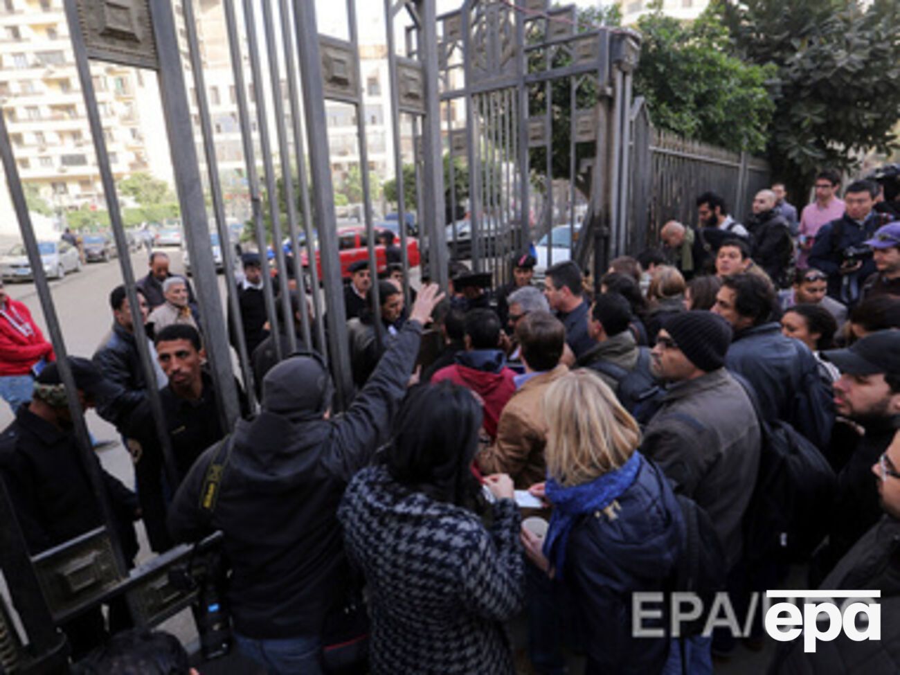 Журналисты находятся в египетской тюрьме больше года