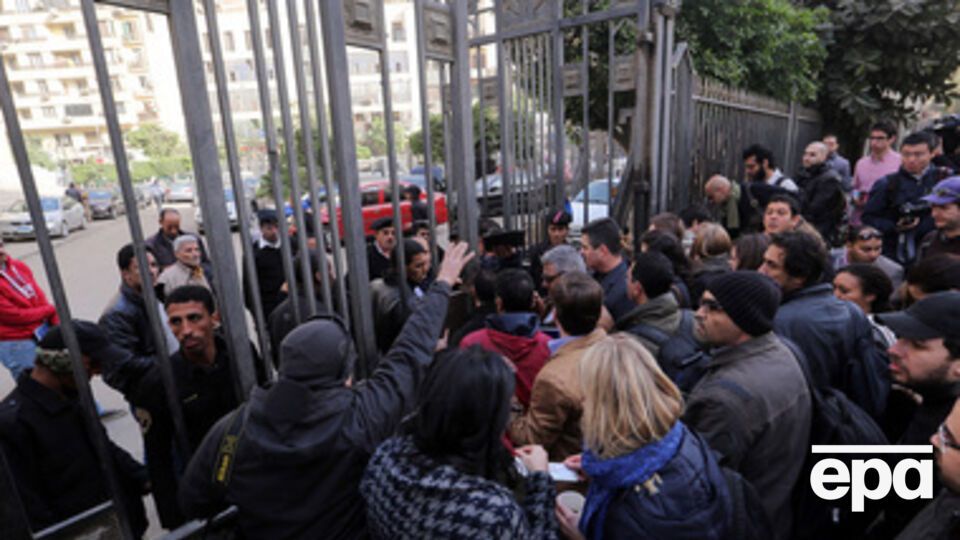 Журналисты находятся в египетской тюрьме больше года