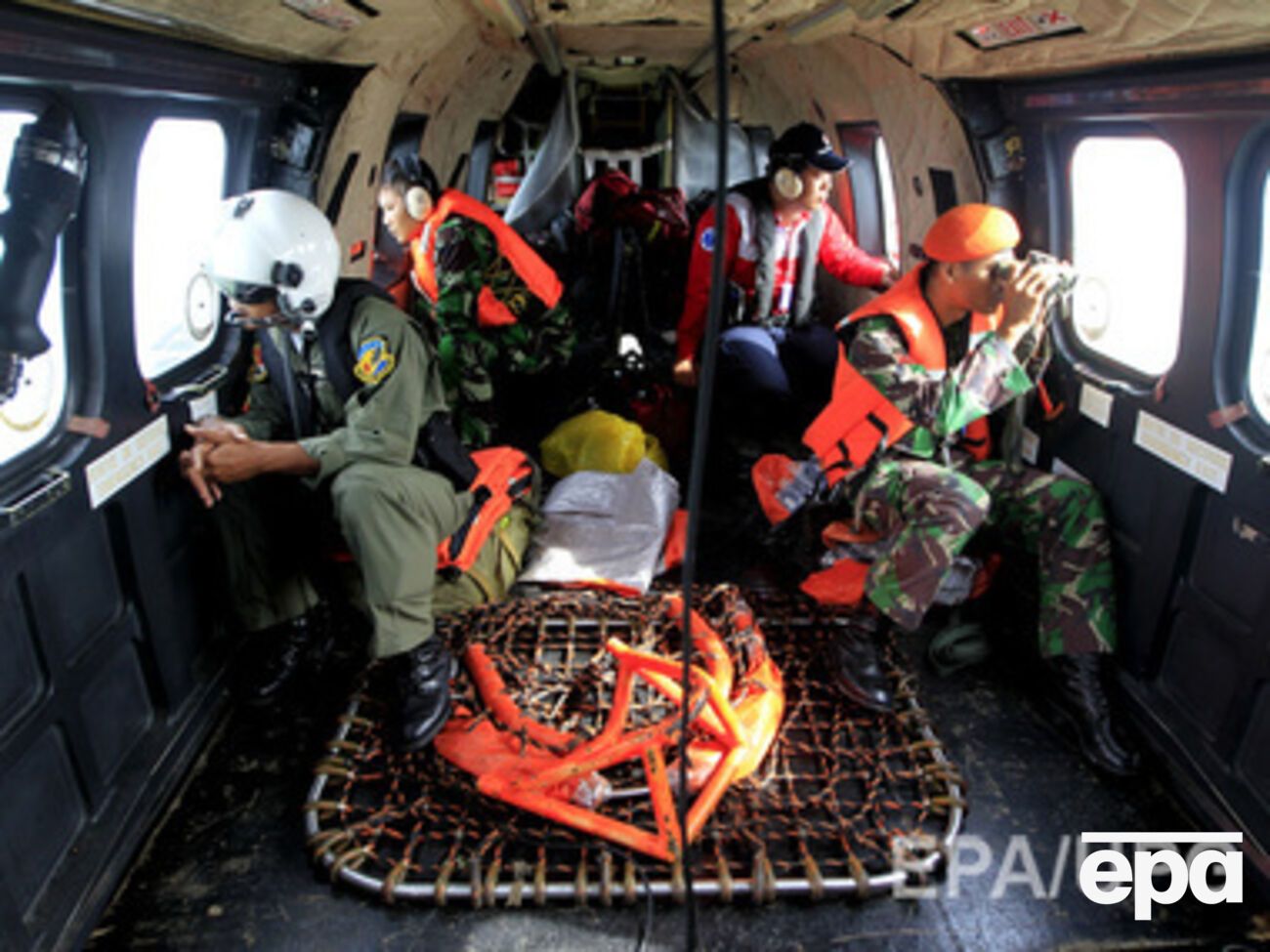 В Индонезии продолжаются поиски тел погибших в авиакатастрофе лайнера AirAsia. Фоторепортаж