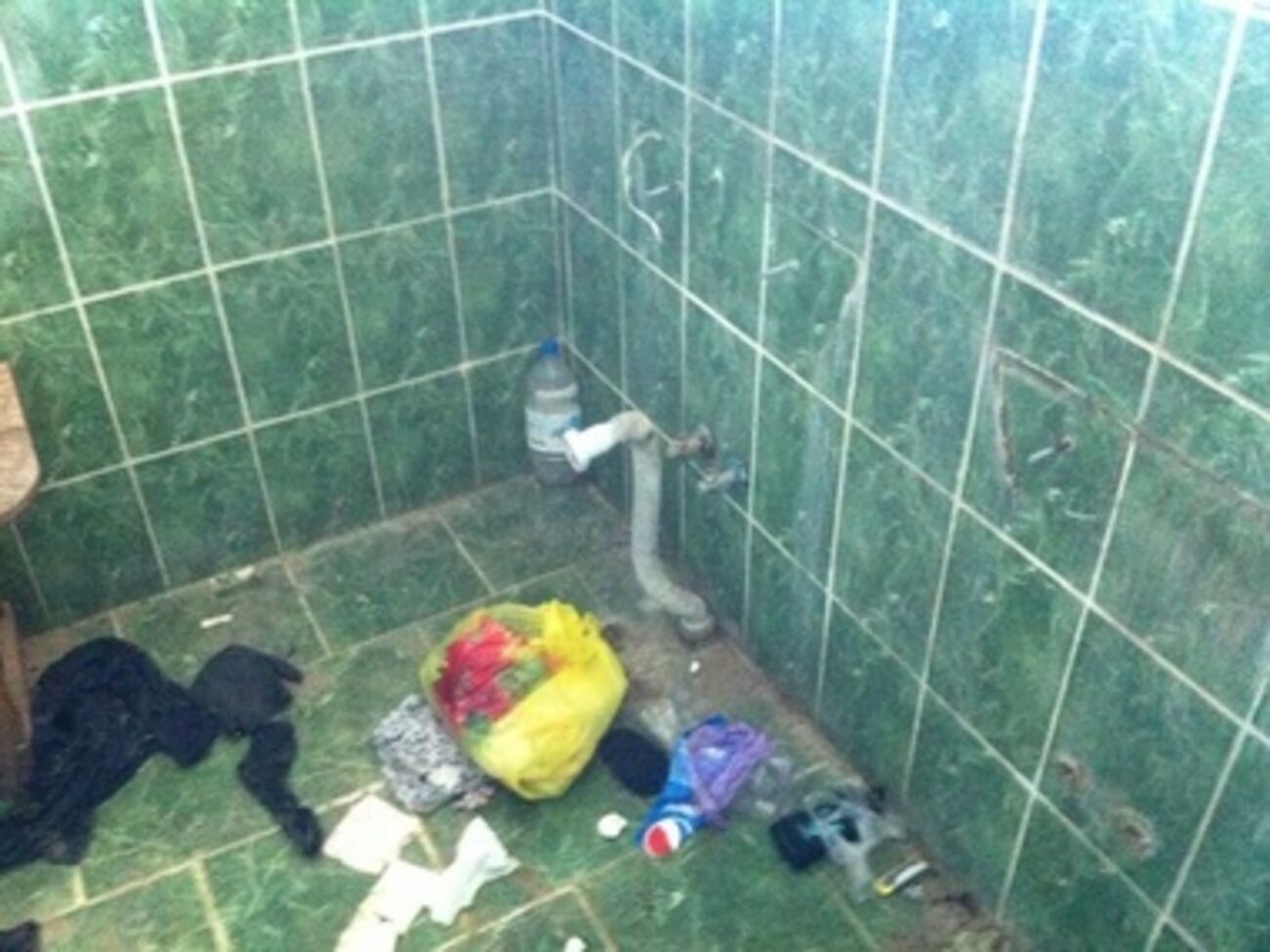 Российские пограничники разграбили Чонгар перед отходом с полуострова. Фоторепортаж