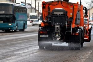 Киев обрабатывают солью и песком
