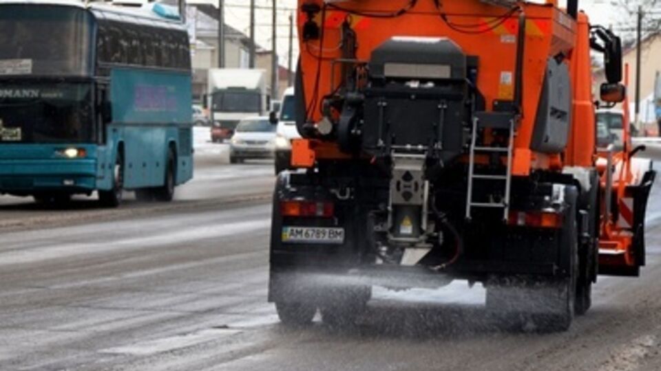 Киев обрабатывают солью и песком