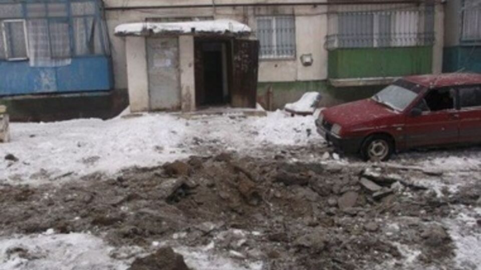 По данным пресс-центра АТО, при обстреле поселка боевики использовали "Грады", минометы и автоматический гранатомет