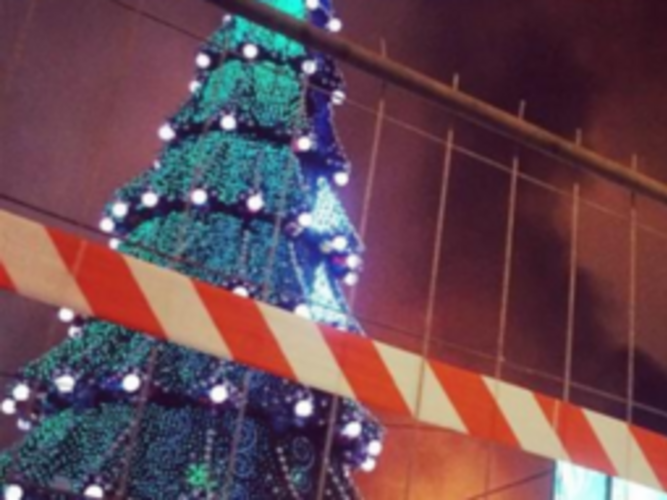 Двое мужчин-посетителей получили небольшие травмы, 46-летнюю женщину увезли в ожоговый центр