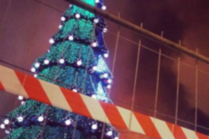 Двое мужчин-посетителей получили небольшие травмы, 46-летнюю женщину увезли в ожоговый центр