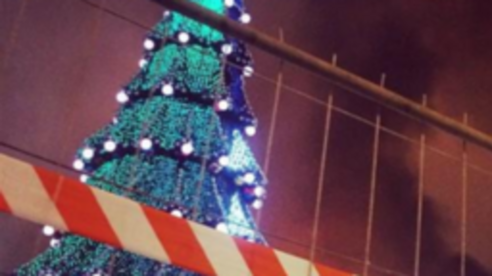 Двое мужчин-посетителей получили небольшие травмы, 46-летнюю женщину увезли в ожоговый центр