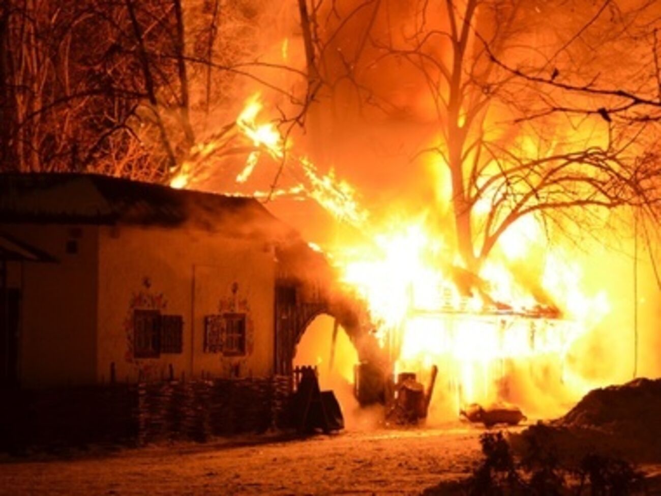 По предварительной информации, источник возгорания находился у барной стойки