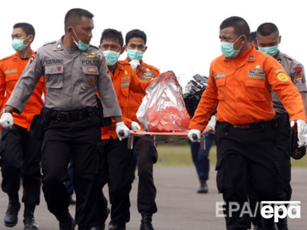 Всего уже найдено 46 тел пассажиров с рейса AirAsia, личности четверых установлены