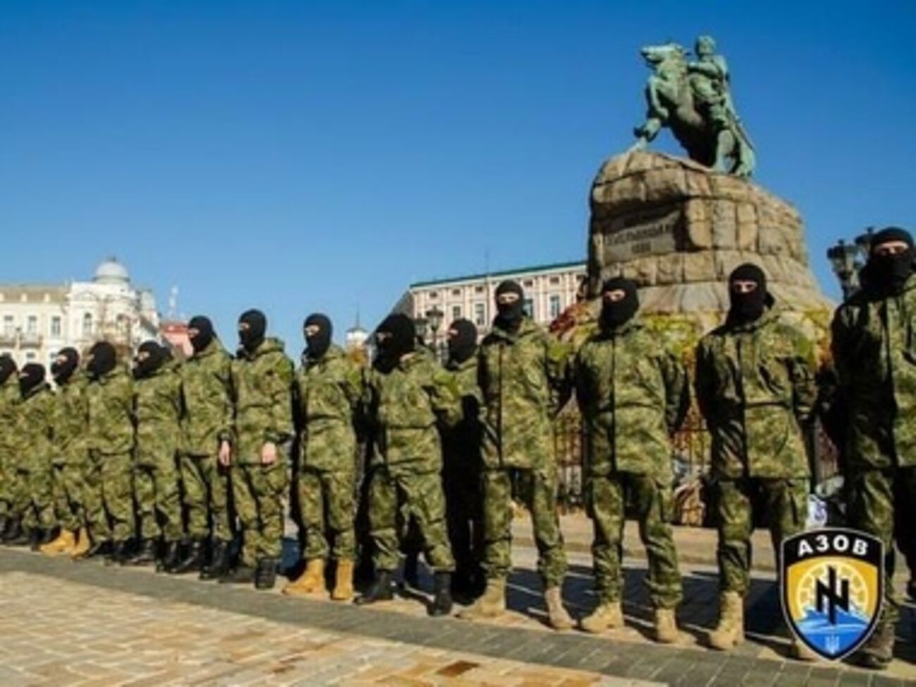 Новобранцы "Азова" отправятся в зону АТО с Михайловской площади