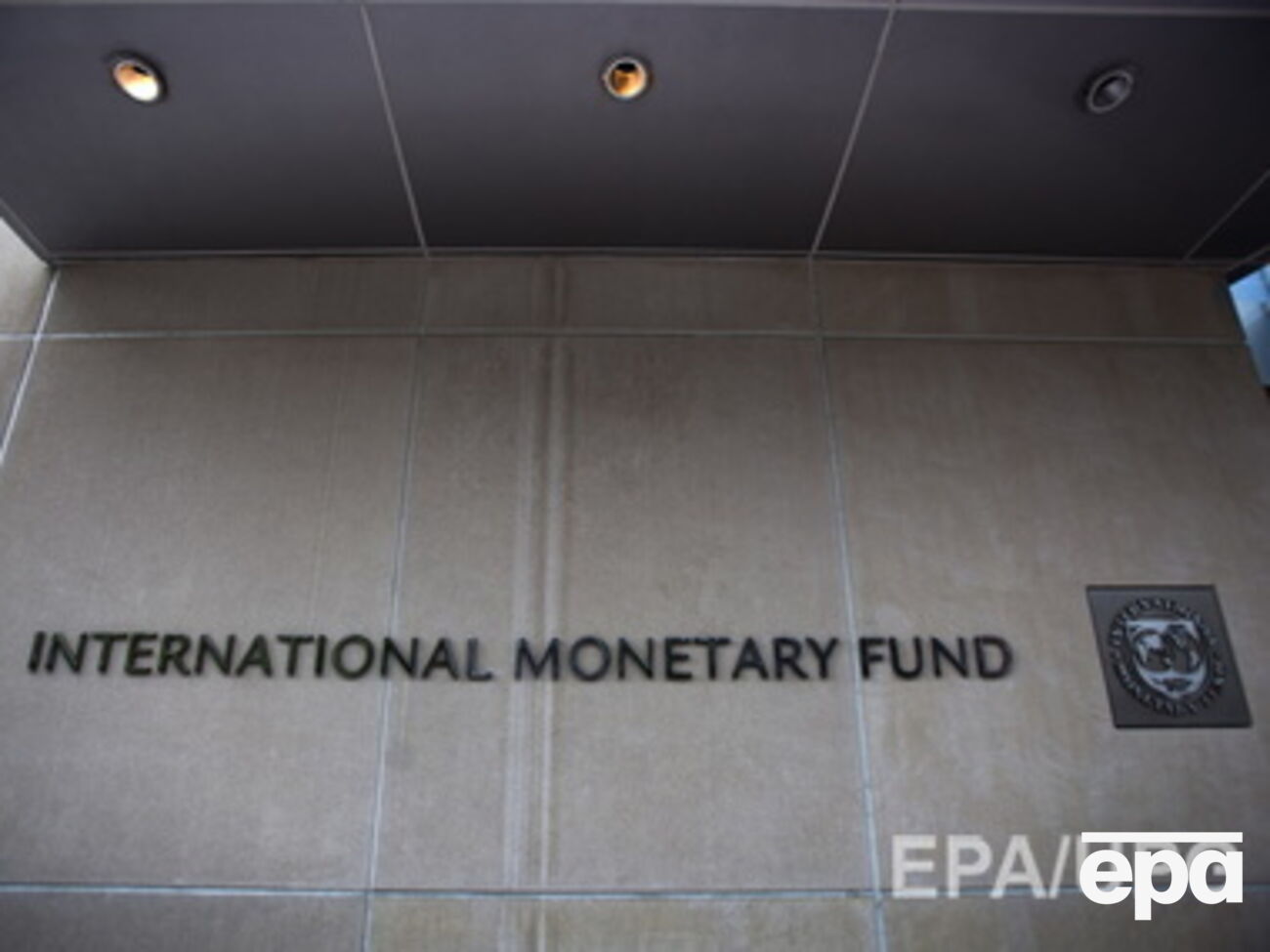МВФ "не впечатлен" падением цен на нефть