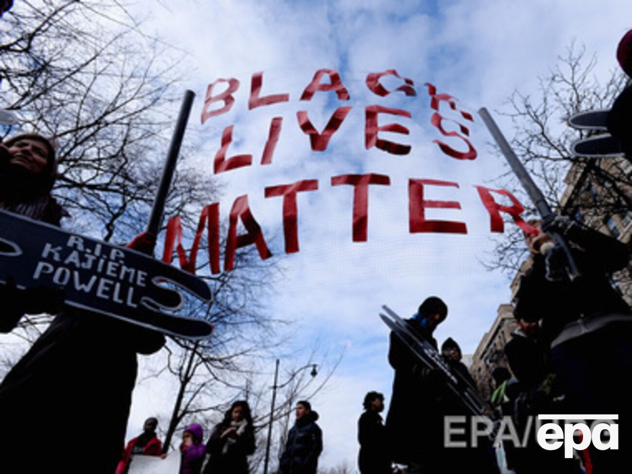 Около 400 протестующих перекрыли движение в Нью-Йорке и прошли около 60 кварталов от Гарлема до здания Организации Объединенных Наций, скандируя "Жизнь черных имеет значение!"