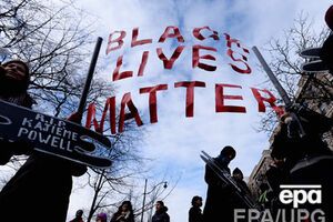 Около 400 протестующих перекрыли движение в Нью-Йорке и прошли около 60 кварталов от Гарлема до здания Организации Объединенных Наций, скандируя "Жизнь черных имеет значение!"