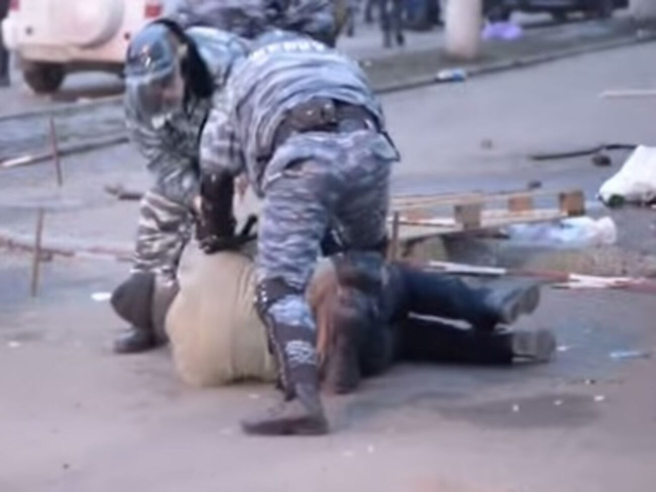 По данным очевидцев, 19 февраля 2014 года харьковская милиция применяла силу к протестующим