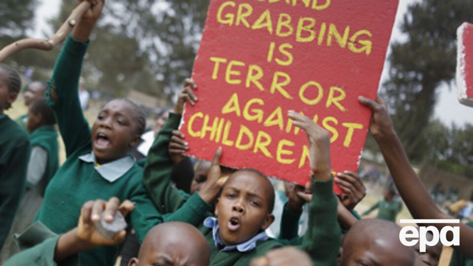 Дети держали плакаты, которые называли конфискацию детской площадки "Террором против детей", а Кению "Землей бесстыдных хапуг"