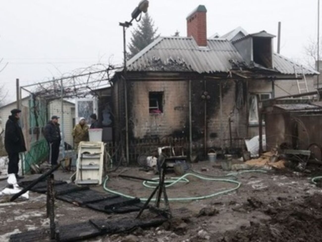 Последствия обстрела террористами Сартаны под Мариуполем