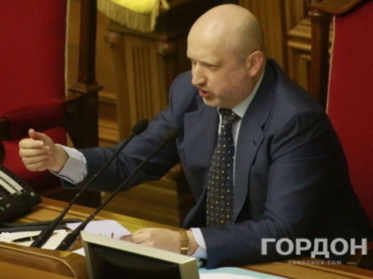 Турчинов поручил поставлять в зону АТО лучшую технику