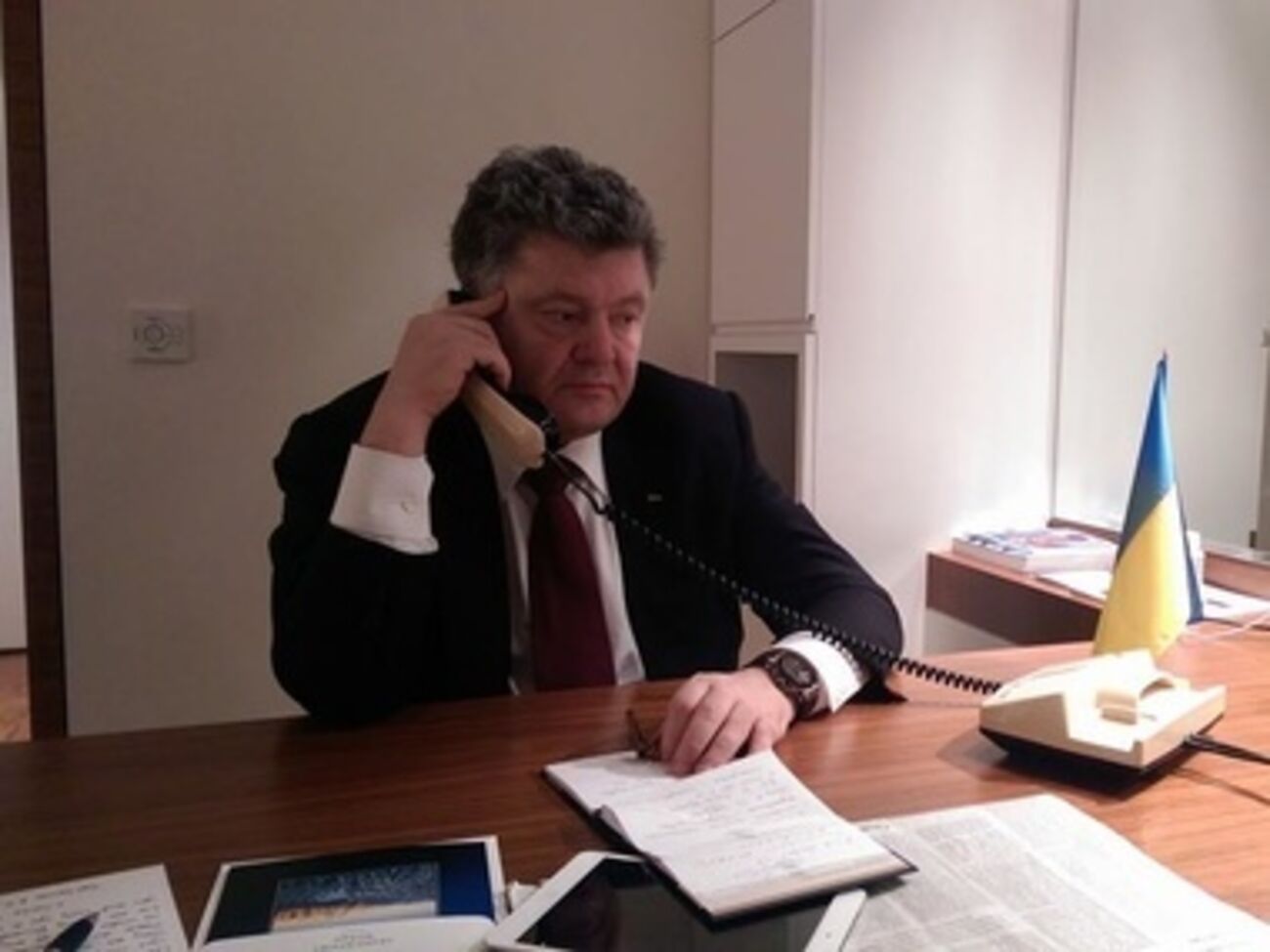 Порошенко держит связь с военными, сообщил Цеголко