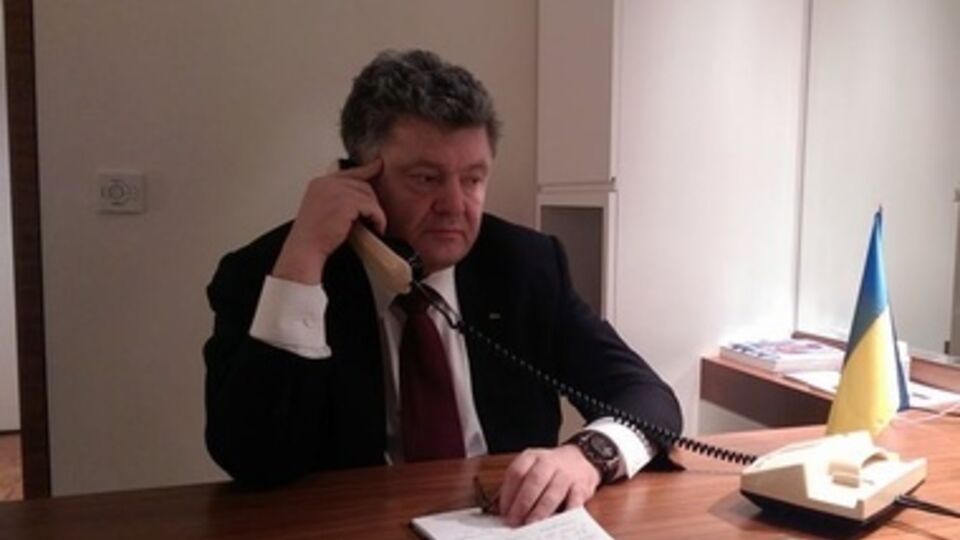 Порошенко держит связь с военными, сообщил Цеголко