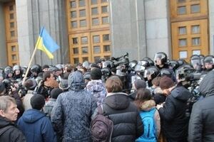 Сессию Харьковского горсовета пикетируют активисты