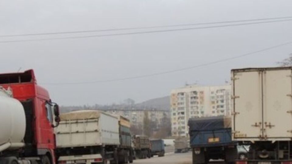 На переправе стоит очередь из грузовиков