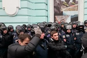 У здания мэрии Харькова проходят три пикета