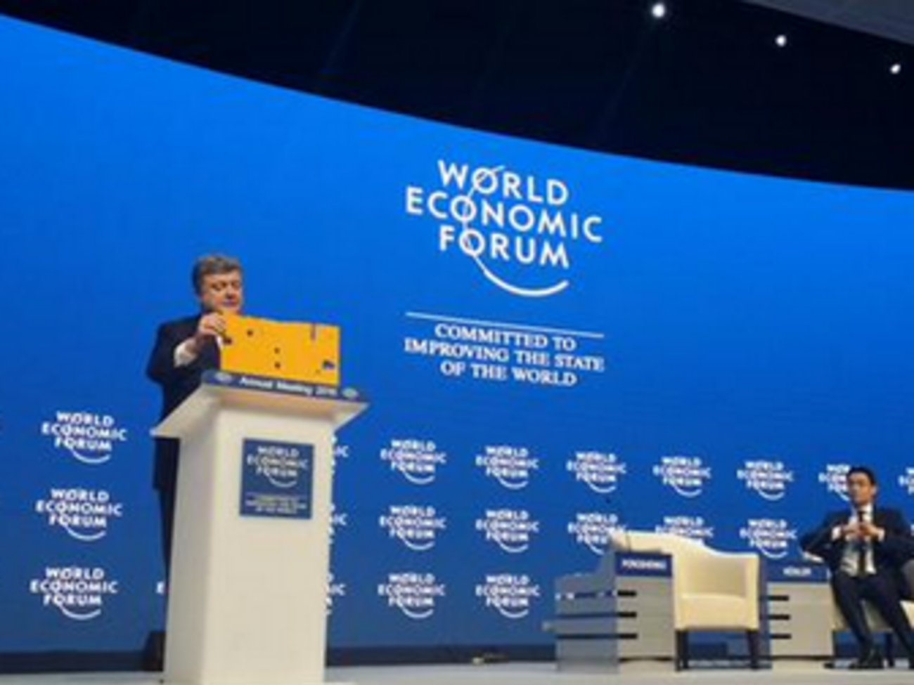 Часть разбомбленного под Волновахой автобуса Порошенко взял в Давос как символ терроризма