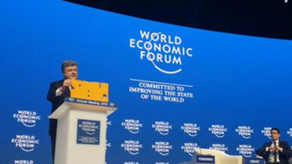 Часть разбомбленного под Волновахой автобуса Порошенко взял в Давос как символ терроризма