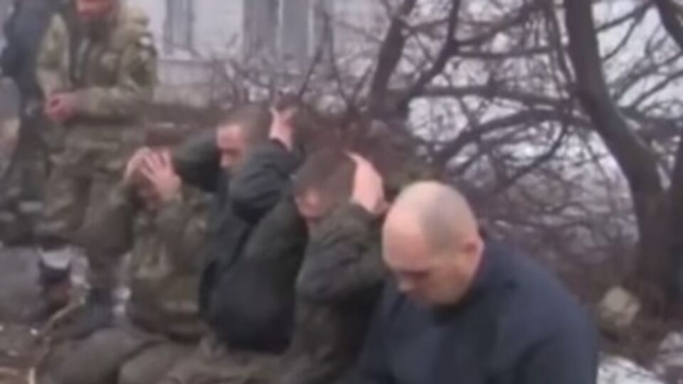 Плененные накануне в районе донецкого аэропорта украинские военные