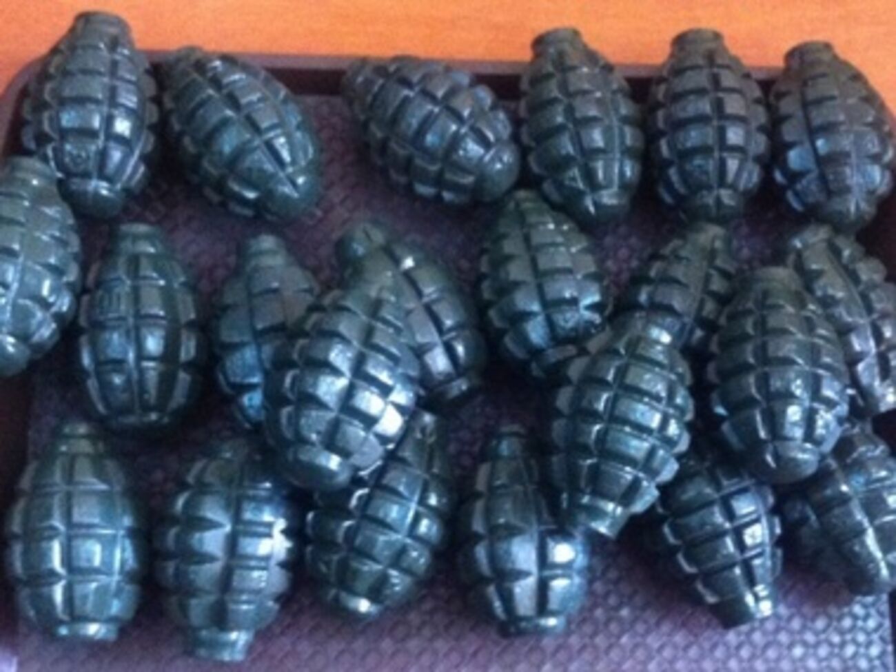 Во время задержания были изъяты 38 гранат Ф-1, несколько тысяч патронов и оружие