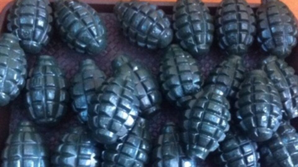 Во время задержания были изъяты 38 гранат Ф-1, несколько тысяч патронов и оружие