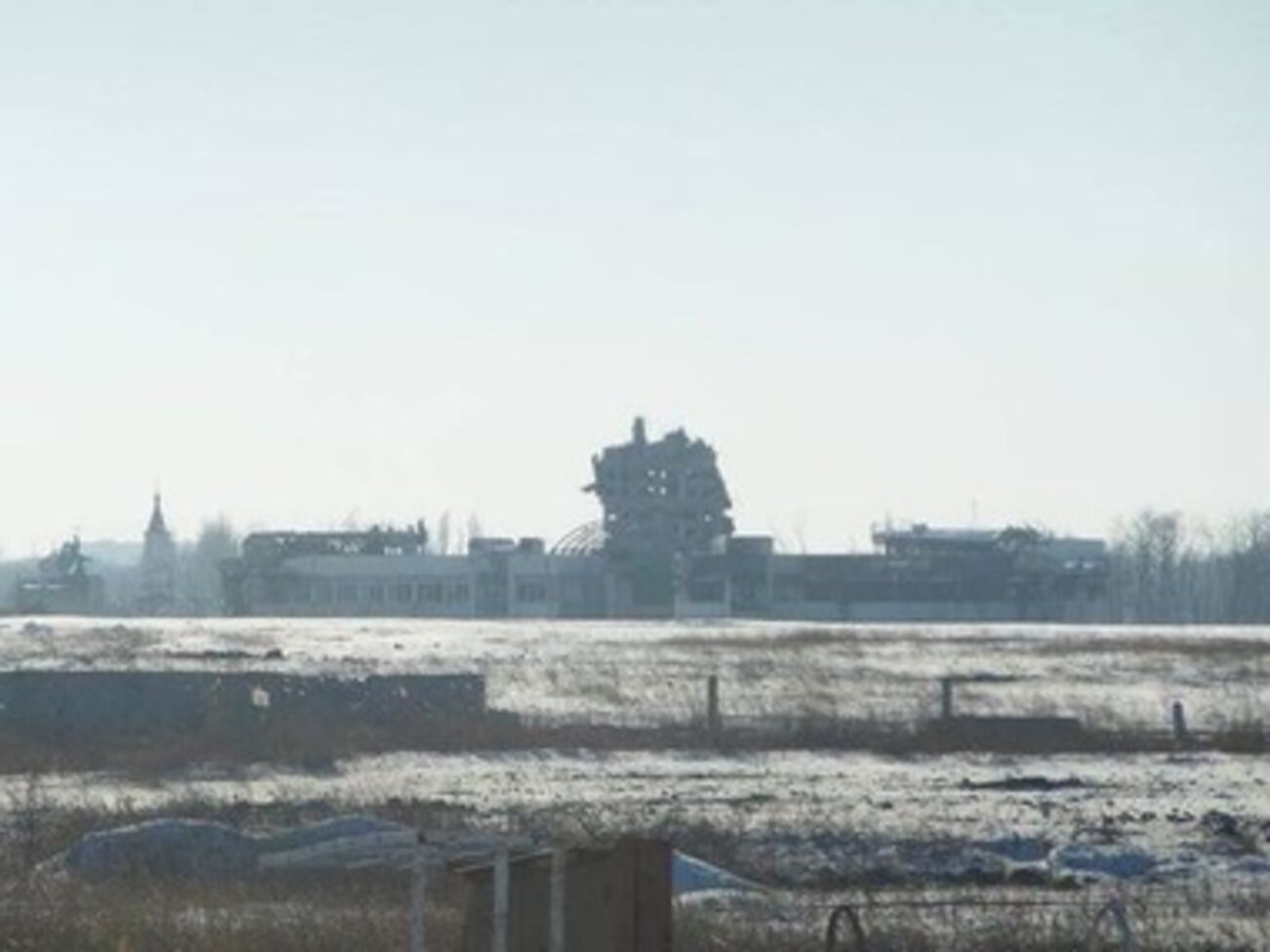 Защитники аэропорта ушли из здания нового терминала