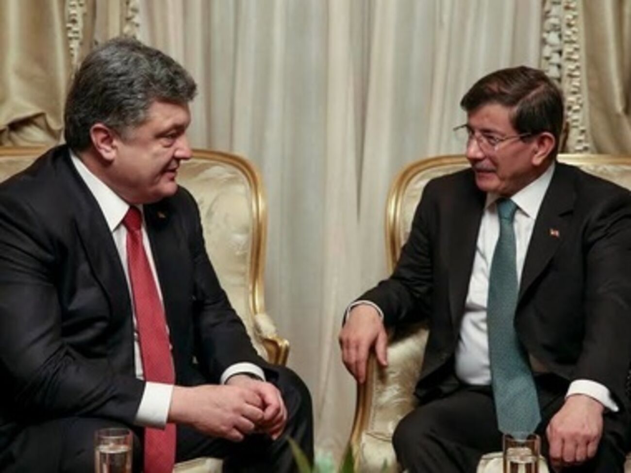 Премьер-министр Турции заверил Порошенко, что его страна не признает аннексию Крыма