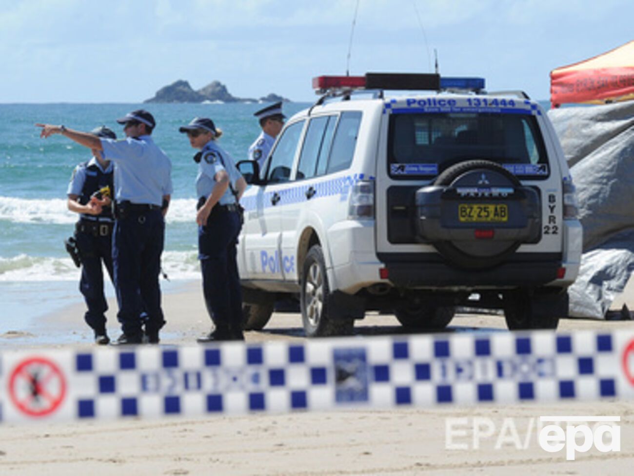 Сотрудники полиции работают на месте, где, вероятно, находится взрывное устройство