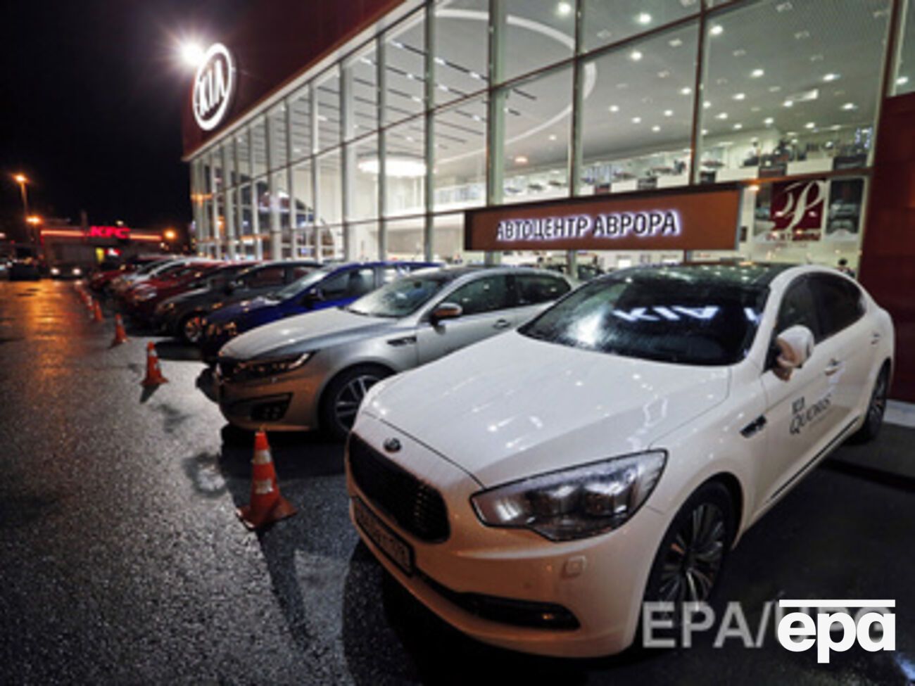 Продажи новых машин и легковых коммерческих транспортных средств, согласно прогнозам, снизятся с 2,49 млн автомобилей в прошлом году до 1,89 млн в 2015-м