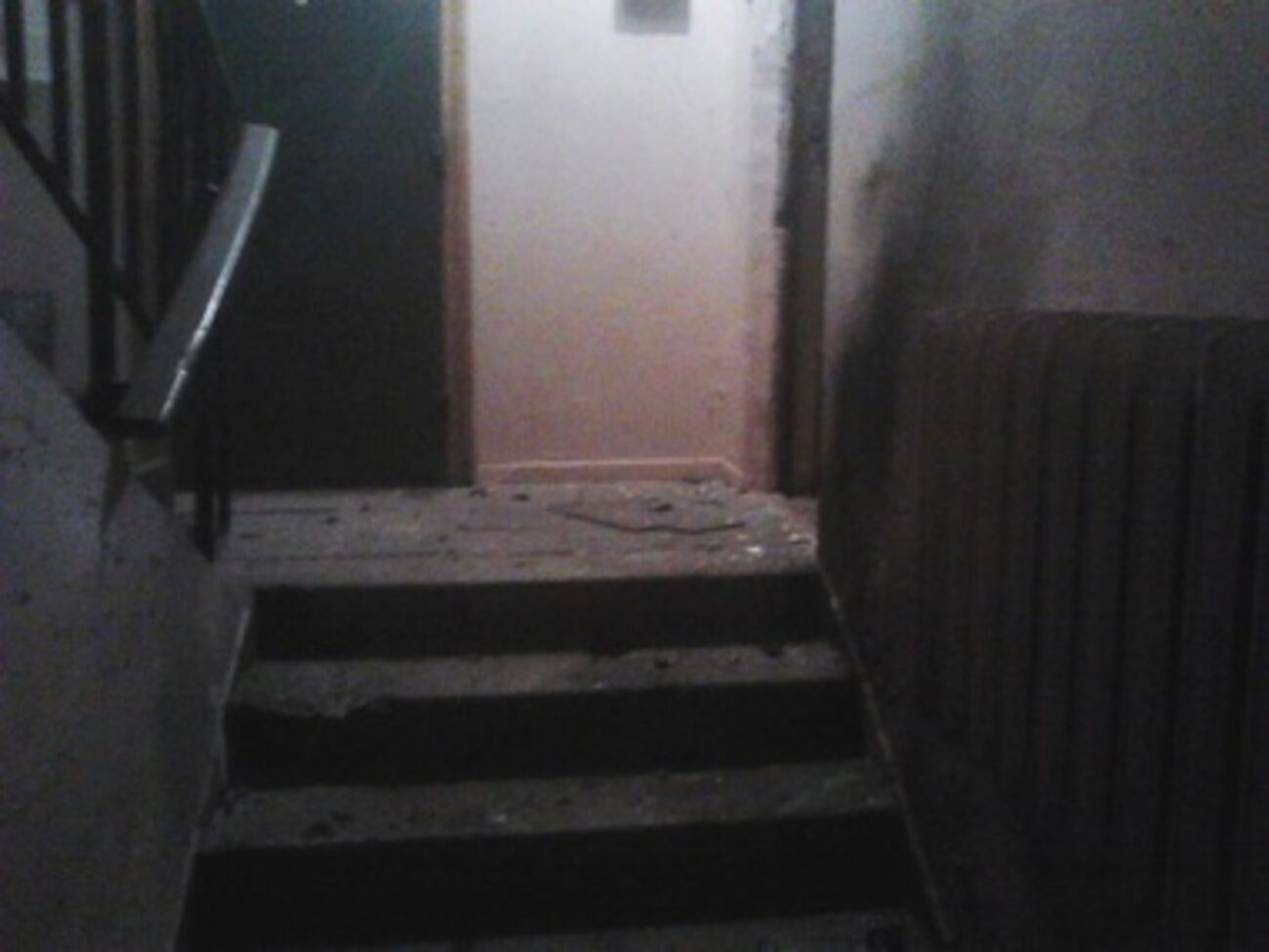 Злоумышленники взорвали гранату прямо в подъезде жилого дома