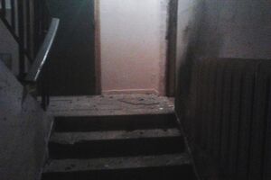 Злоумышленники взорвали гранату прямо в подъезде жилого дома