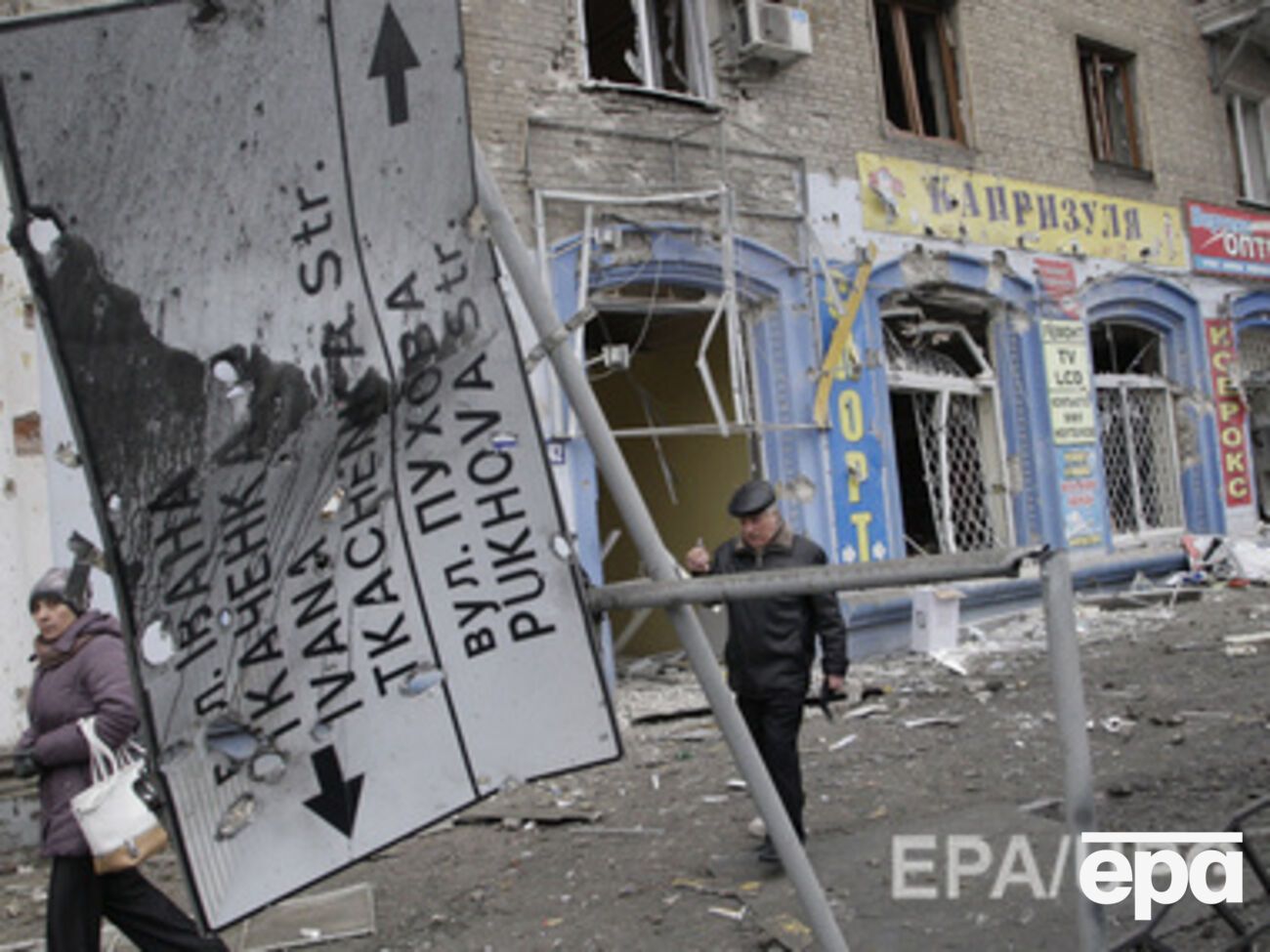 Вместо того чтобы обсуждать, когда станет возможным возобновление торговых переговоров с Москвой, западные лидеры должны помочь сохранить независимость Украины, считает издание