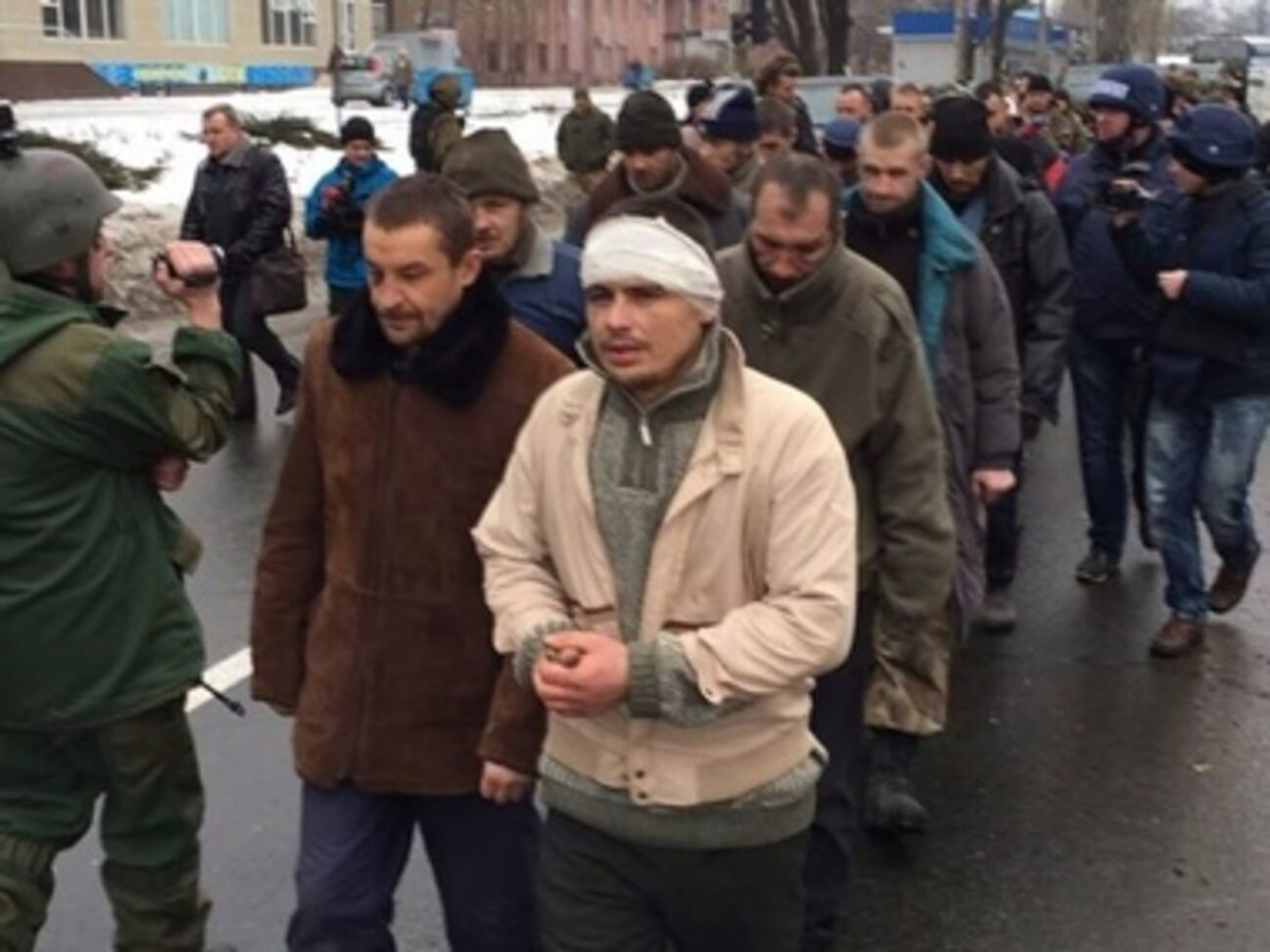 По улицам Донецка провели не менее 10 украинских "киборгов"