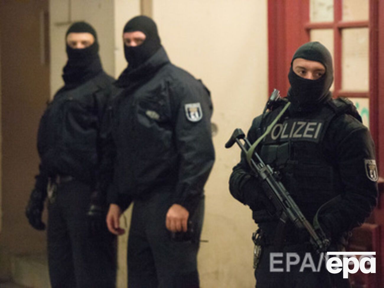 Подозреваемые в 2013 году проникли в Сирию, где присоединились к "Исламскому государству", а через некоторое время вернулись на территорию Германии